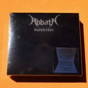 Abbath - Outstrider (box-set, digipak CD, incluye sticker con efecto 3D, crema para maquillaje y esponja, parche)